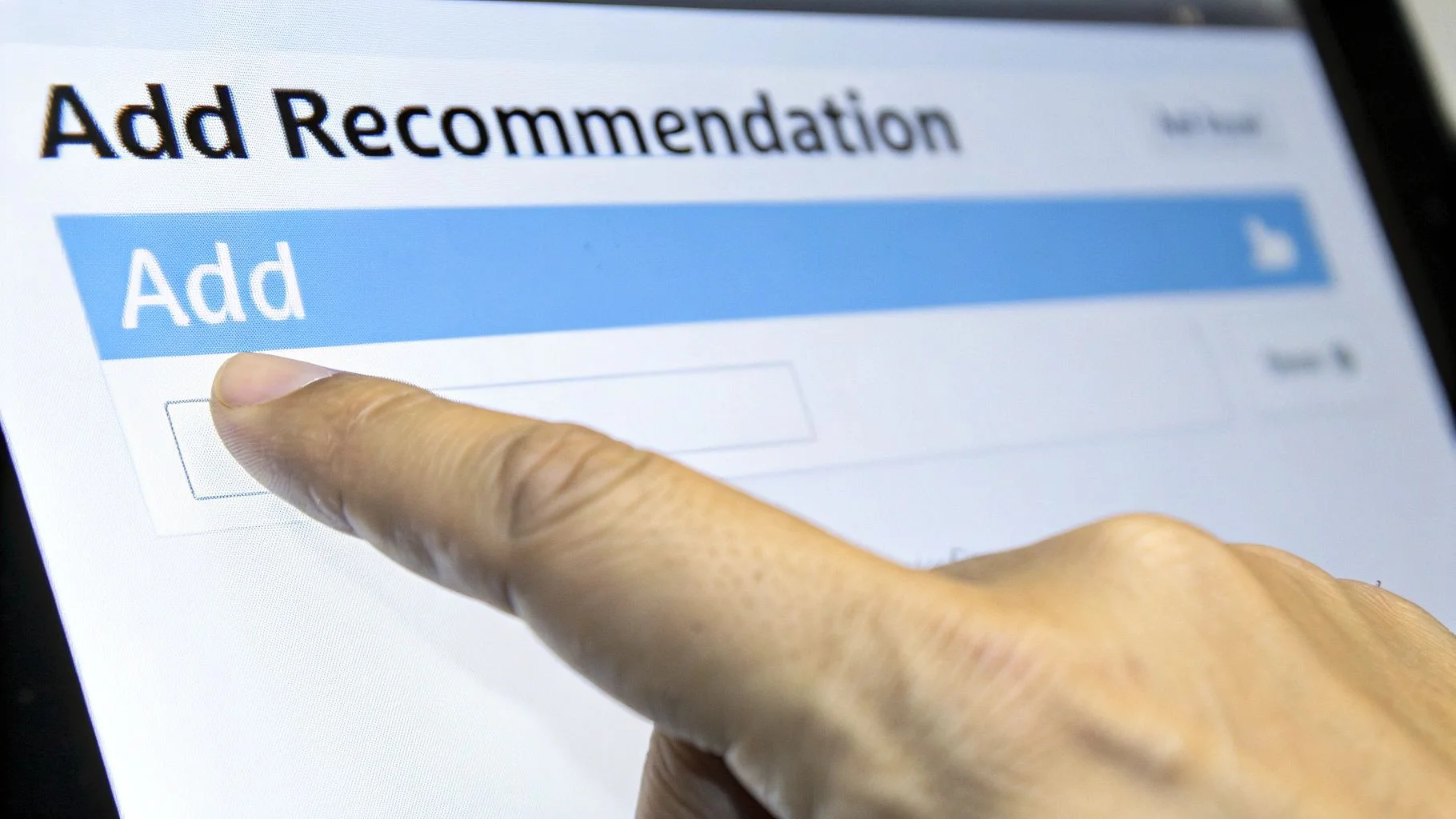 Un profesional curando su perfil de LinkedIn en una tablet, centrándose en la sección de recomendaciones.
